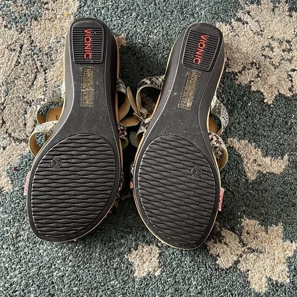 EUC Vionic orthaheel Size 8 wide slip on sandal. Adjustable buckles and Velcro - Picture 2 of 5